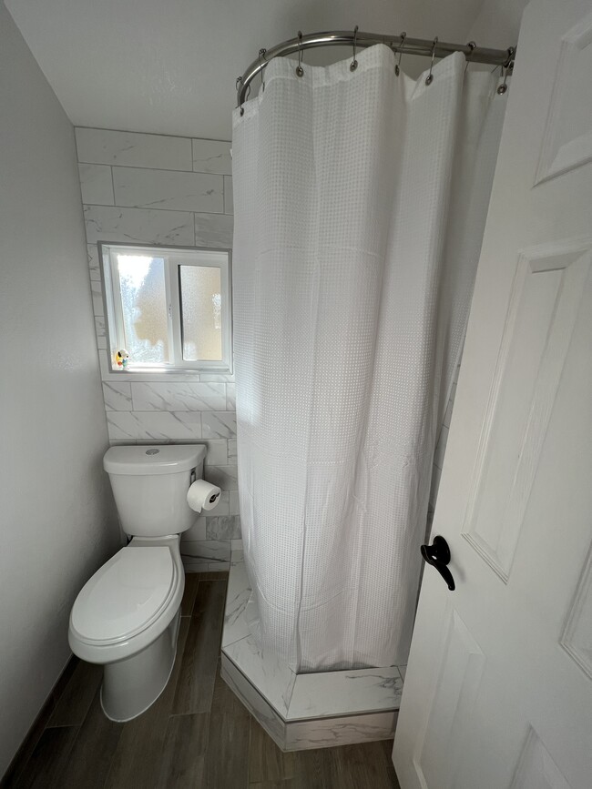 Shower w/curtain - 1357 Ross St