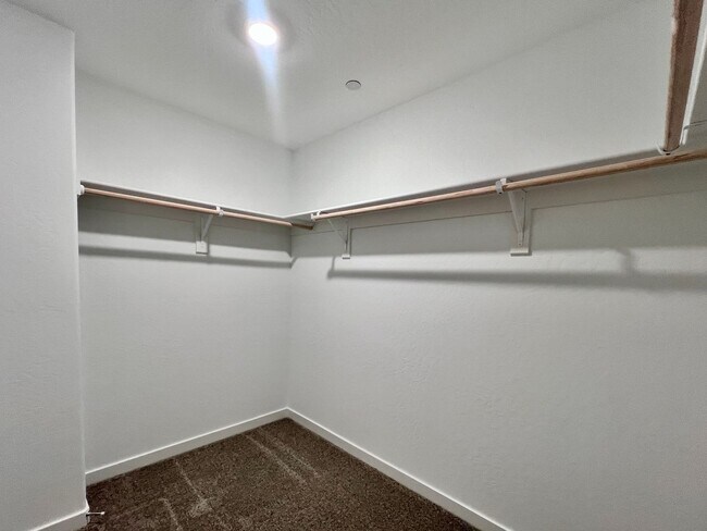 Building Photo - $3,300 Ashlan & Highland, 5 Bedroom House ...