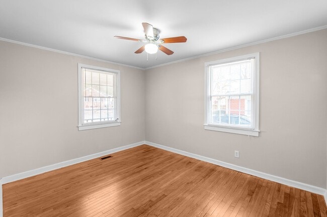Building Photo - Gorgeous 2BR/1BA Duplex near Selwyn and Park Rd Hotspots!