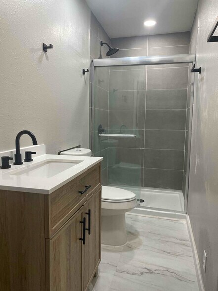 Building Photo - 1107 Basin St