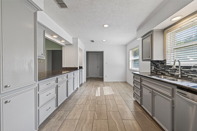 Building Photo - 11811 Beverly Dr