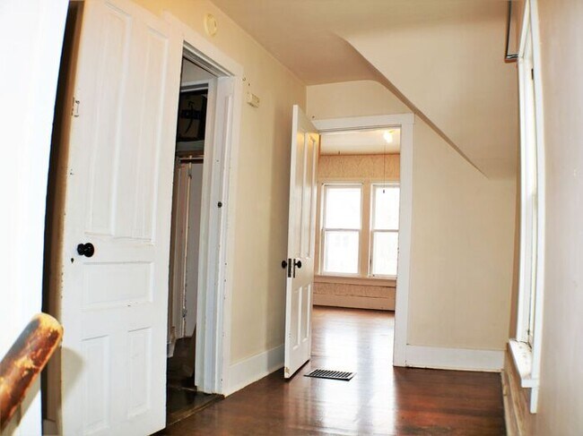 Building Photo - $900 | 1 BD RM, 1 Bath Apartment | Utiliti...