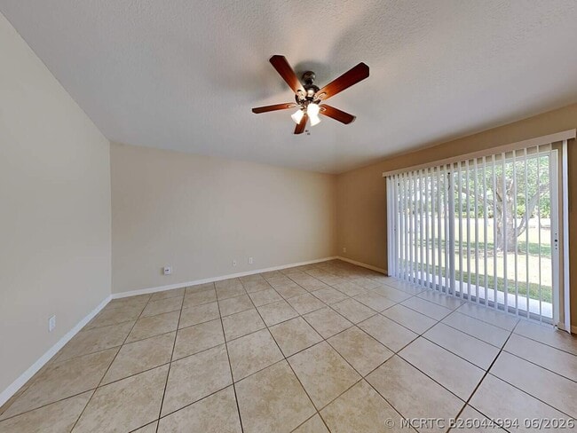 Building Photo - 1389 SW Prairie Cir