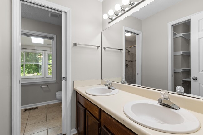 Building Photo - 4505 Aviemore Crescent