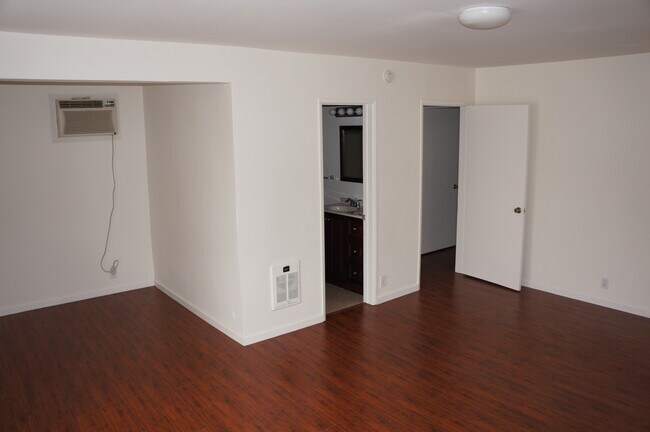 Large bedroom - 4207 Franklin Ave