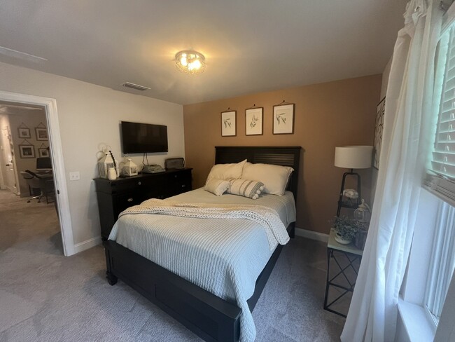 Building Photo - Immaculate End-Unit Townhome in West End S...