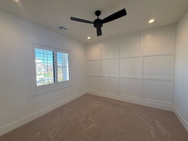 Building Photo - Gorgeous 5 bed 3.5 bath in Desert Canyons