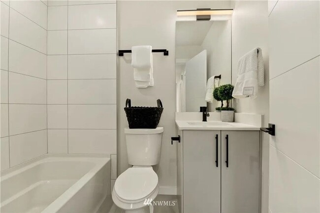 Building Photo - Ballard - Newer 3 Bedroom / 2.5 Bath Townh...