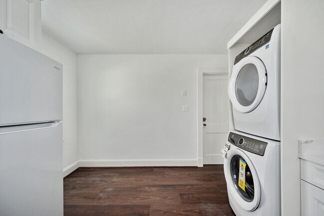 Building Photo - 819 Weedon St