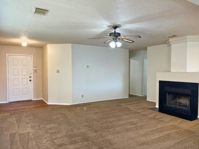 Building Photo - Charming 3 Bedroom Home with Fireplace in Meadow Brook Converse