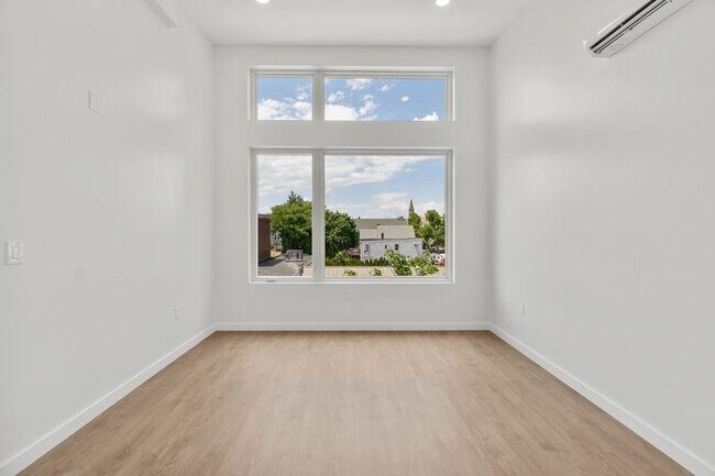 Building Photo - 952 Broadway