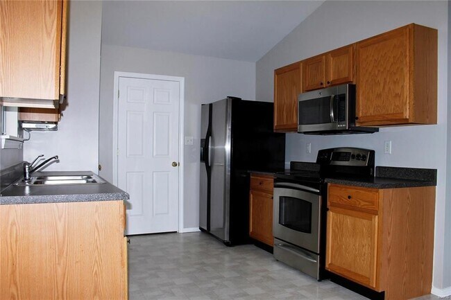 Building Photo - Move-in Ready!