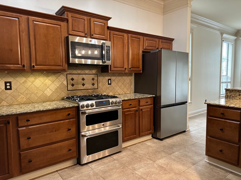 Building Photo - 1001 Southlake Cir