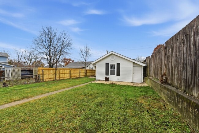 Building Photo - 228 E Siebenthaler Ave