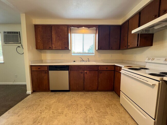 Building Photo - Three bed/Two Bath Upstairs Apartment | Available Now