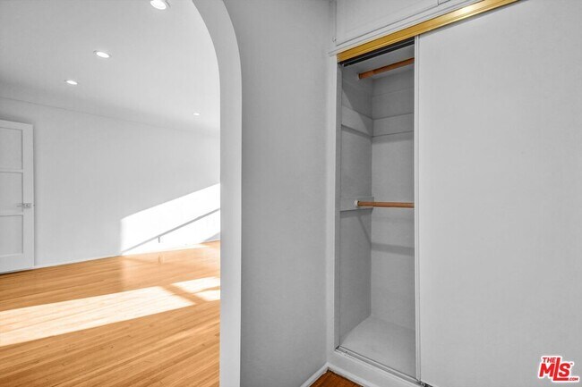 Building Photo - 207 S Reeves Dr
