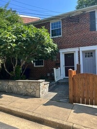 Building Photo - Stylish and updated 3BR 2 BA in superb location!