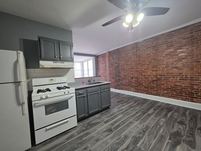 Building Photo - 816 W 11th St