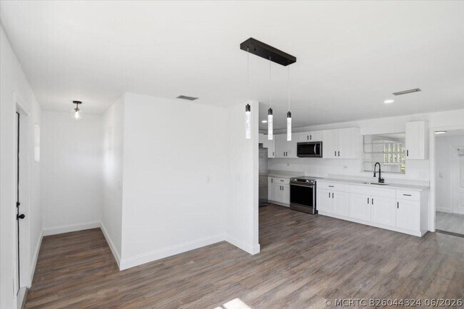 Building Photo - 270 SW 10th Ave