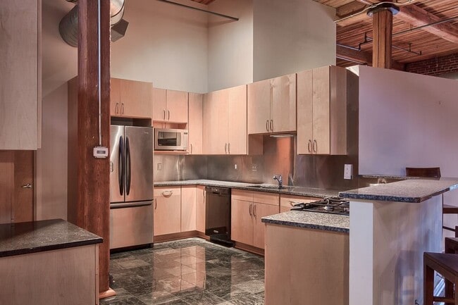 Building Photo - Huge Luxury 2 Story Condo with Private Rooftop Deck!