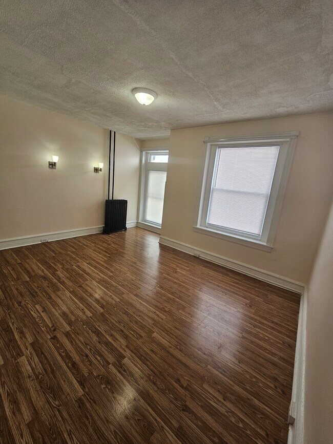 Building Photo - 132 W Douglass St