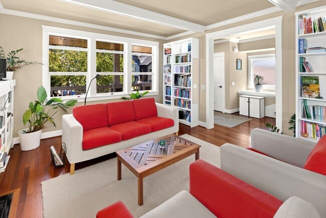 Building Photo - Gorgeous Big Ravenna Home in Seattle