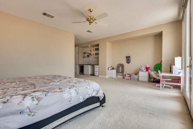Building Photo - Luxurious, Entertainers Dream 4 Bedroom Home