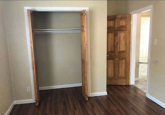 Building Photo - 1411 E Orman Ave