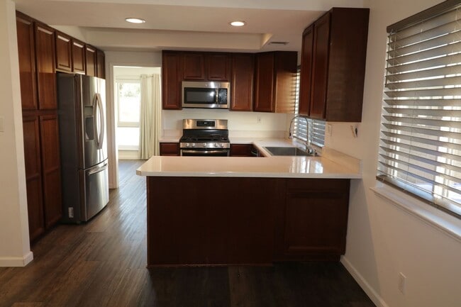 Building Photo - Beautiful 3/bedroom home in Canyon Country !