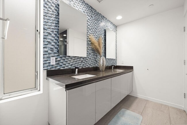 Building Photo - 1201 Surrey Ln