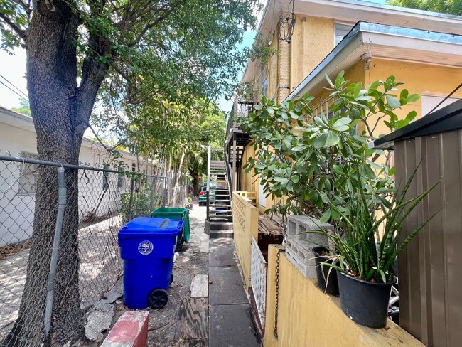 Building Photo - Spacious and Remodeled 2 bed 1 bath with parking!!!