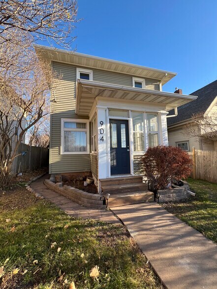 Building Photo - 904 N 6th Ave E