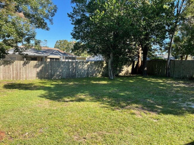 Building Photo - READY TO MOVE INTO 3/2/2 WITH IDEAL LOCATION!!!!