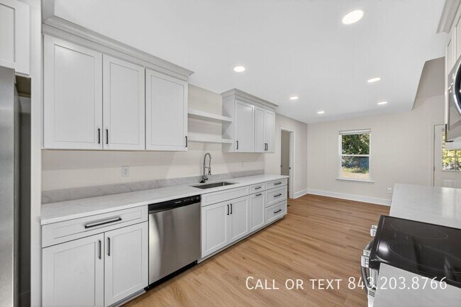 Building Photo - 955 Godber St