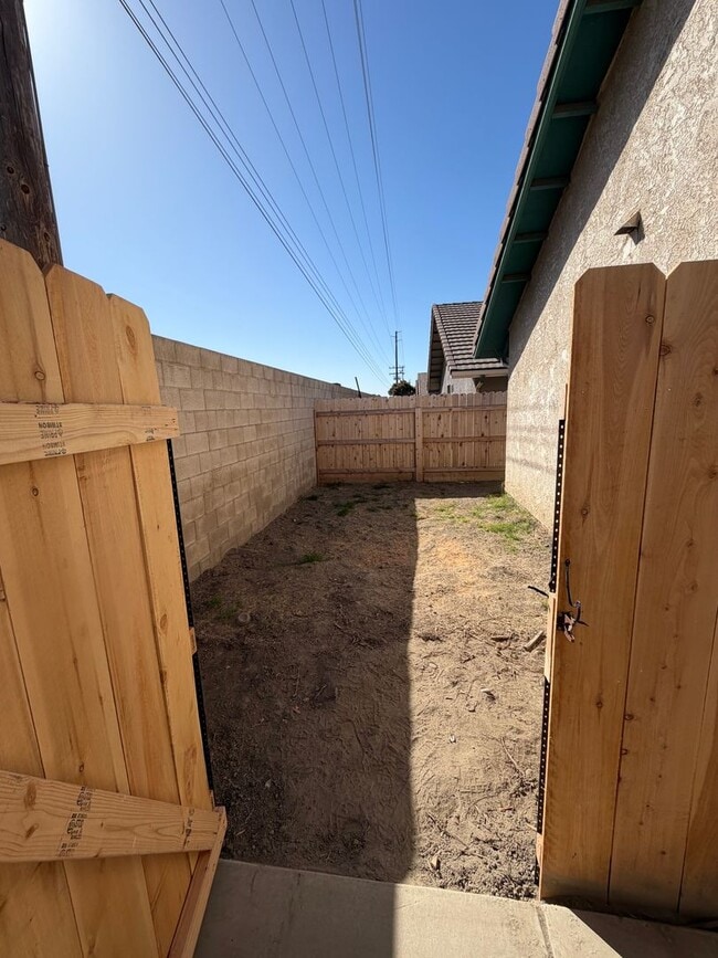 Building Photo - 0655
