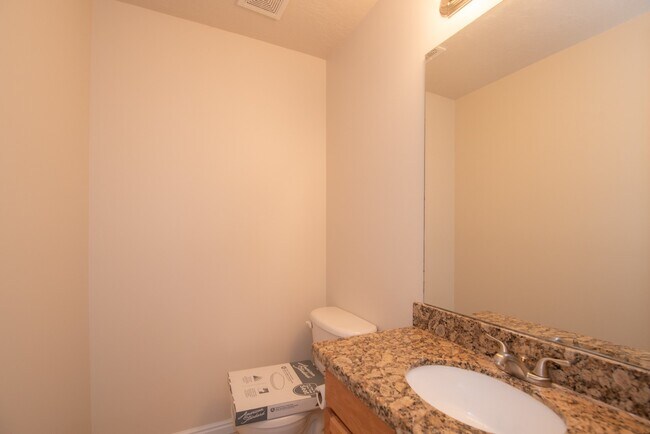 Building Photo - Beautiful Townhome in Great Location!