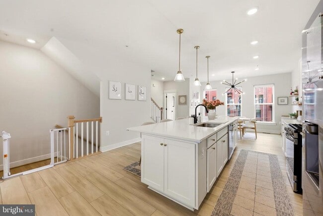 Building Photo - 22810 Tawny Pne Sq