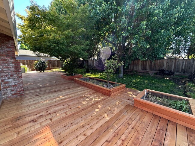 Building Photo - Nice Single Level Home with Attached Garag...