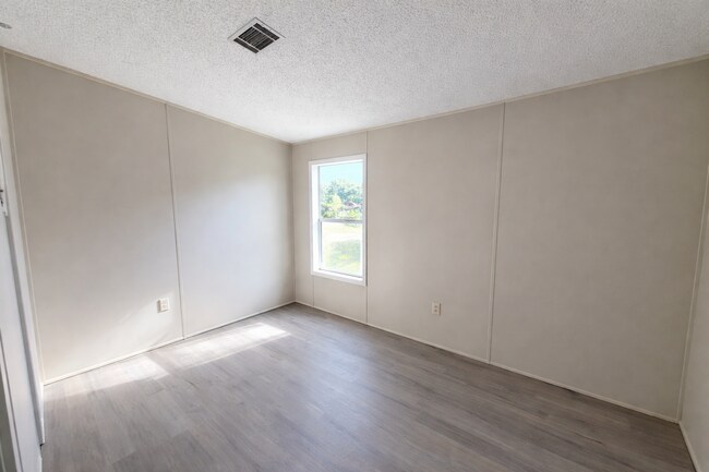 Building Photo - Freshly Updated Double-Wide Home in Quiet Community