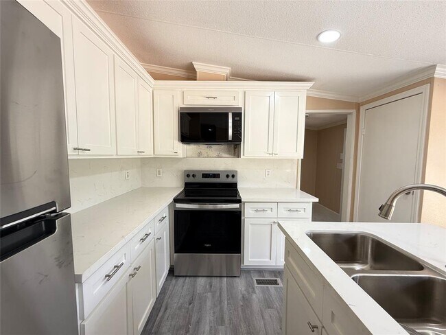 Building Photo - 16767 Oak Knoll Dr