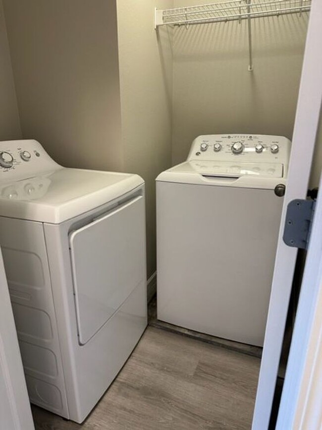 Building Photo - Newly renovated perfect 2 bedrom 2 bath to...