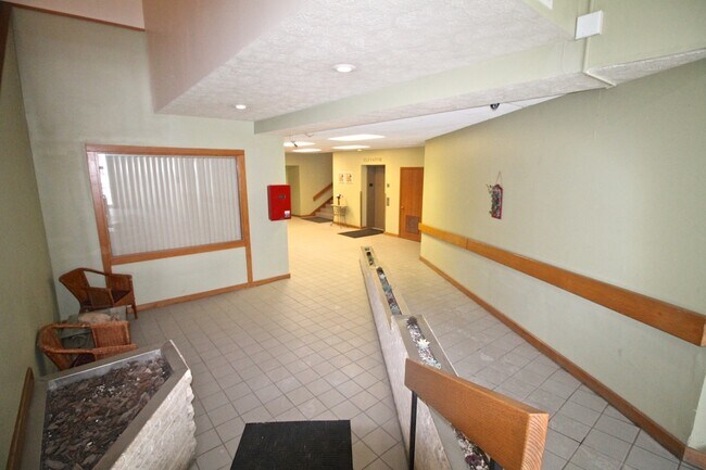 Building Photo - 400 N Main St