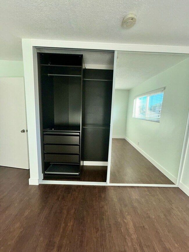 Building Photo - 1028w