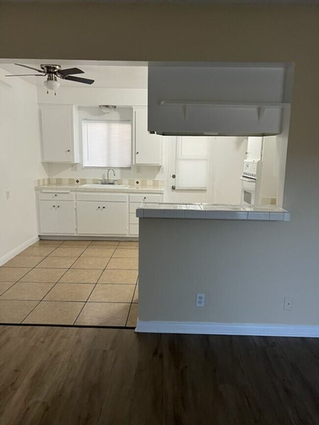 Building Photo - 2 BDRM, 1 BA WITH PRIVATE YARD AND GARAGE!