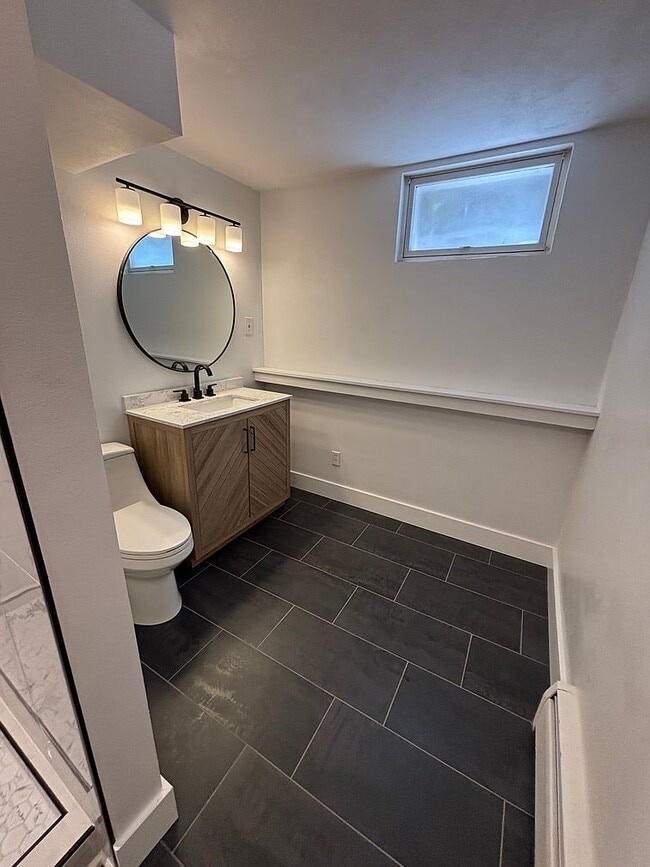 Building Photo - 719 E Madison St