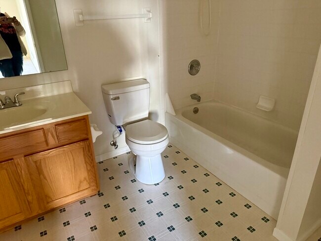 Building Photo - Beautiful 3BR 3BA Townhouse • Updated Kitchen • Deck • 2-Car Garage in Beavercreek