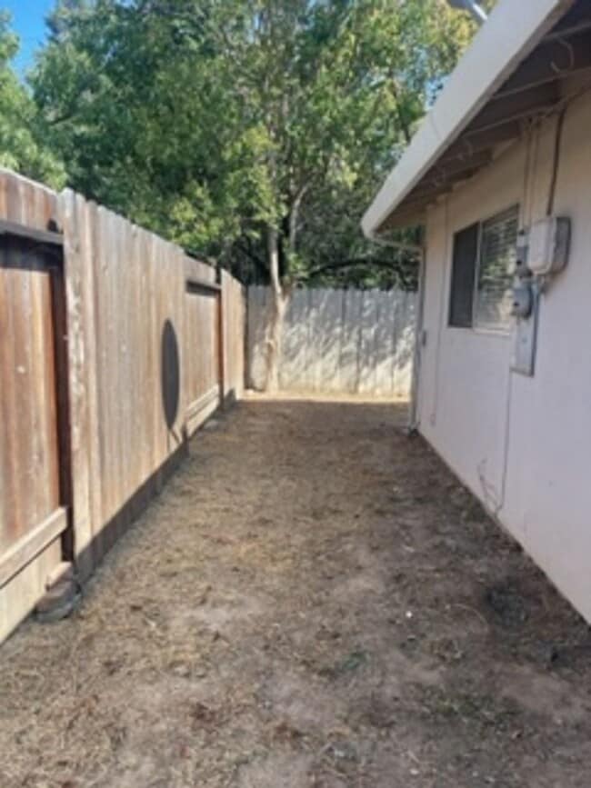 Building Photo - Great 3 Bed 2 Bath Duplex