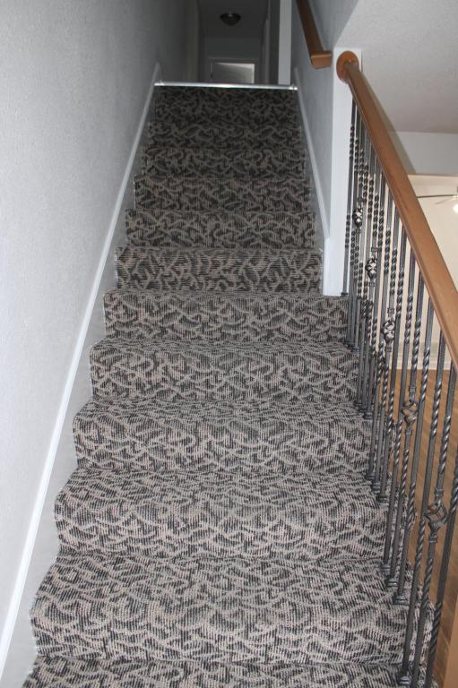 Building Photo - 900 SW Peach Tree Ln