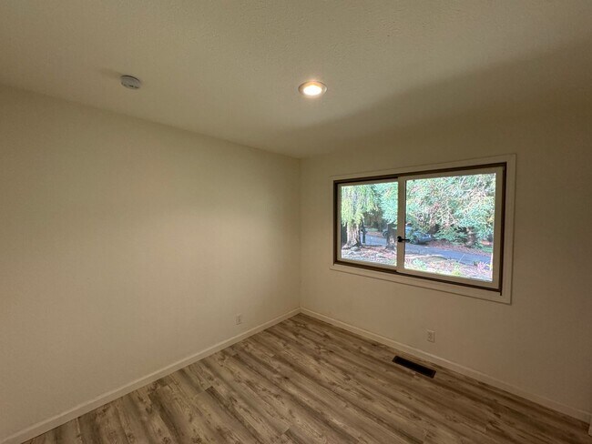 Building Photo - Gorgeous Single Level Home with Pool in Al...
