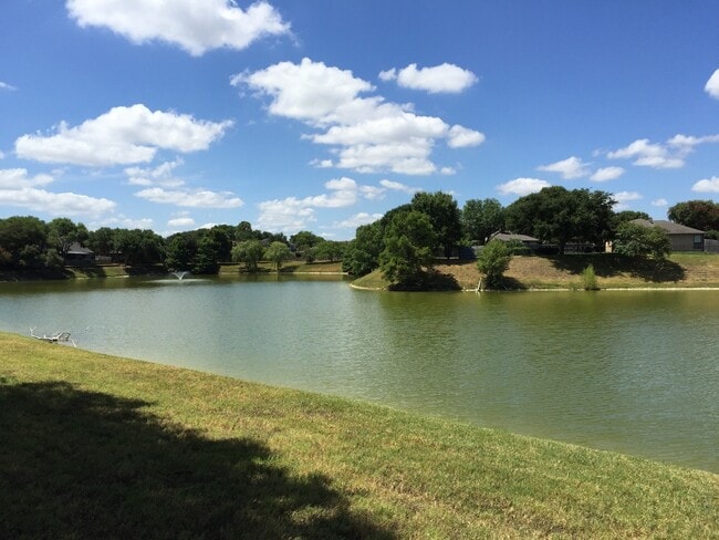 Building Photo - Towne Lake - Amazing Lake Views!